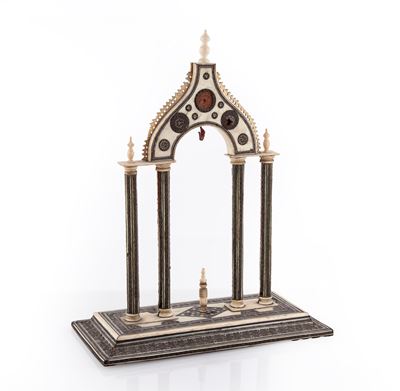 Porta Orologio da Tavolo a Forma di Tempietto Neogotico Arabesco in Osso e Metallo