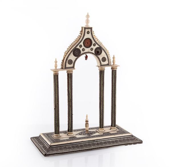 Porta orologio da tavolo a forma di tempietto neogotico arabesco in osso e metallo
