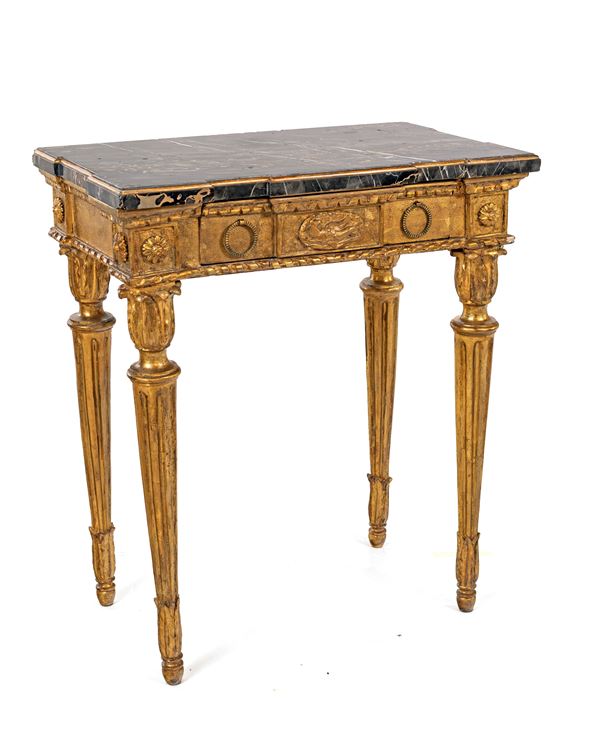 Piccola console in legno dorato, fine del XVIII/inizi del XIX secolo