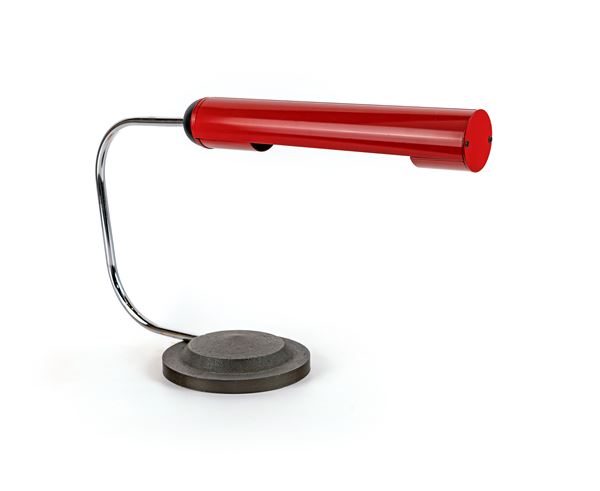 Lampada da tavolo con diffusore cilindrico in metallo smaltato rosso