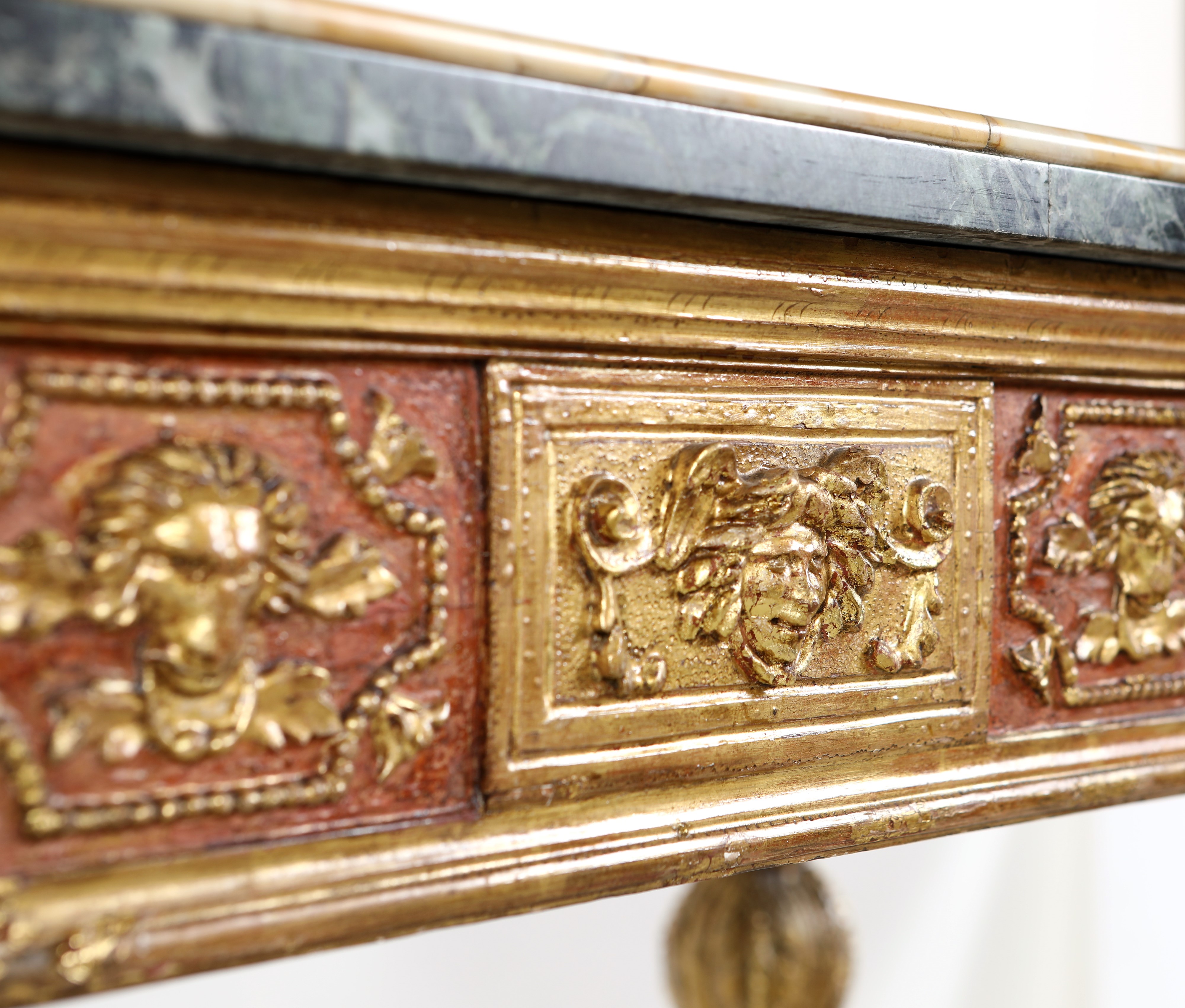 Tavolo da centro in legno laccato e dorato, XIX secolo