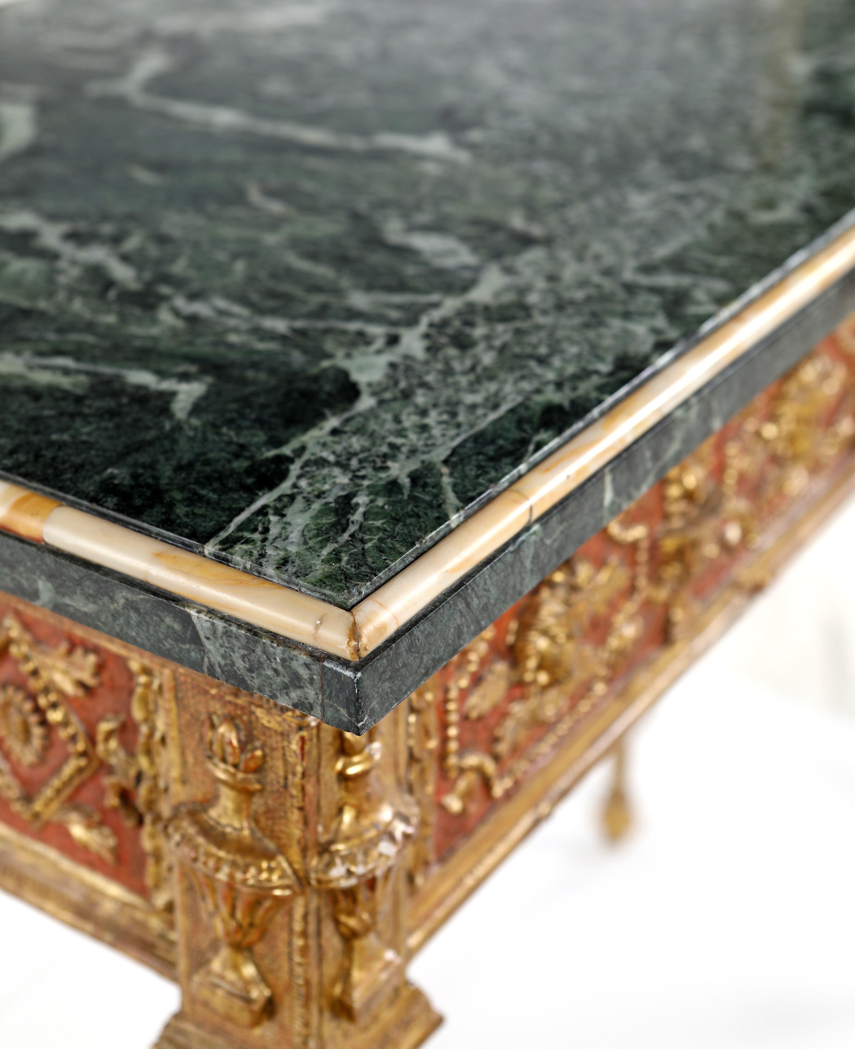 Tavolo da centro in legno laccato e dorato, XIX secolo