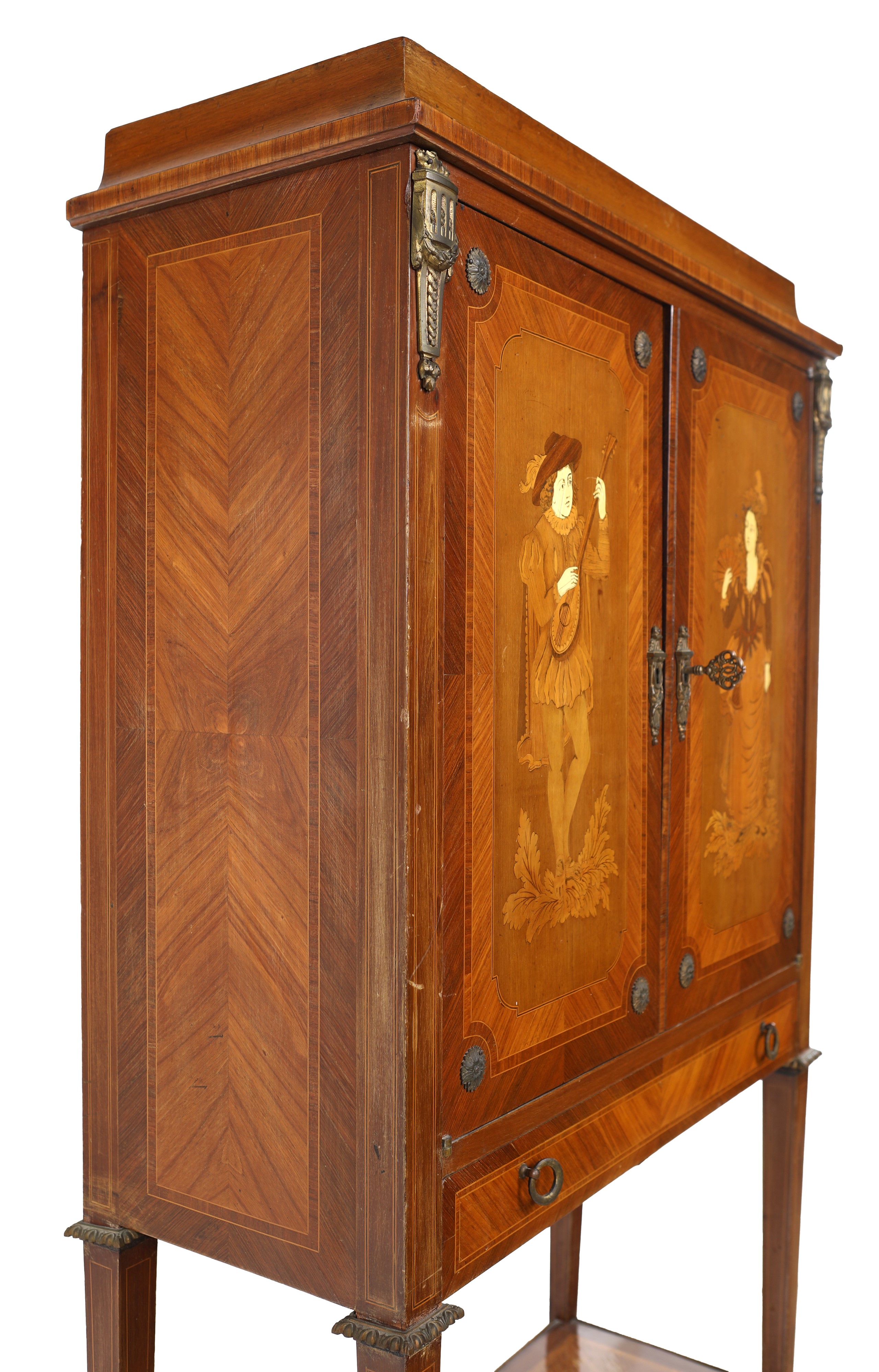 Mobile a due sportelli in legno intarsiato, Inghilterra, fine del XIX/inizi del XX secolo