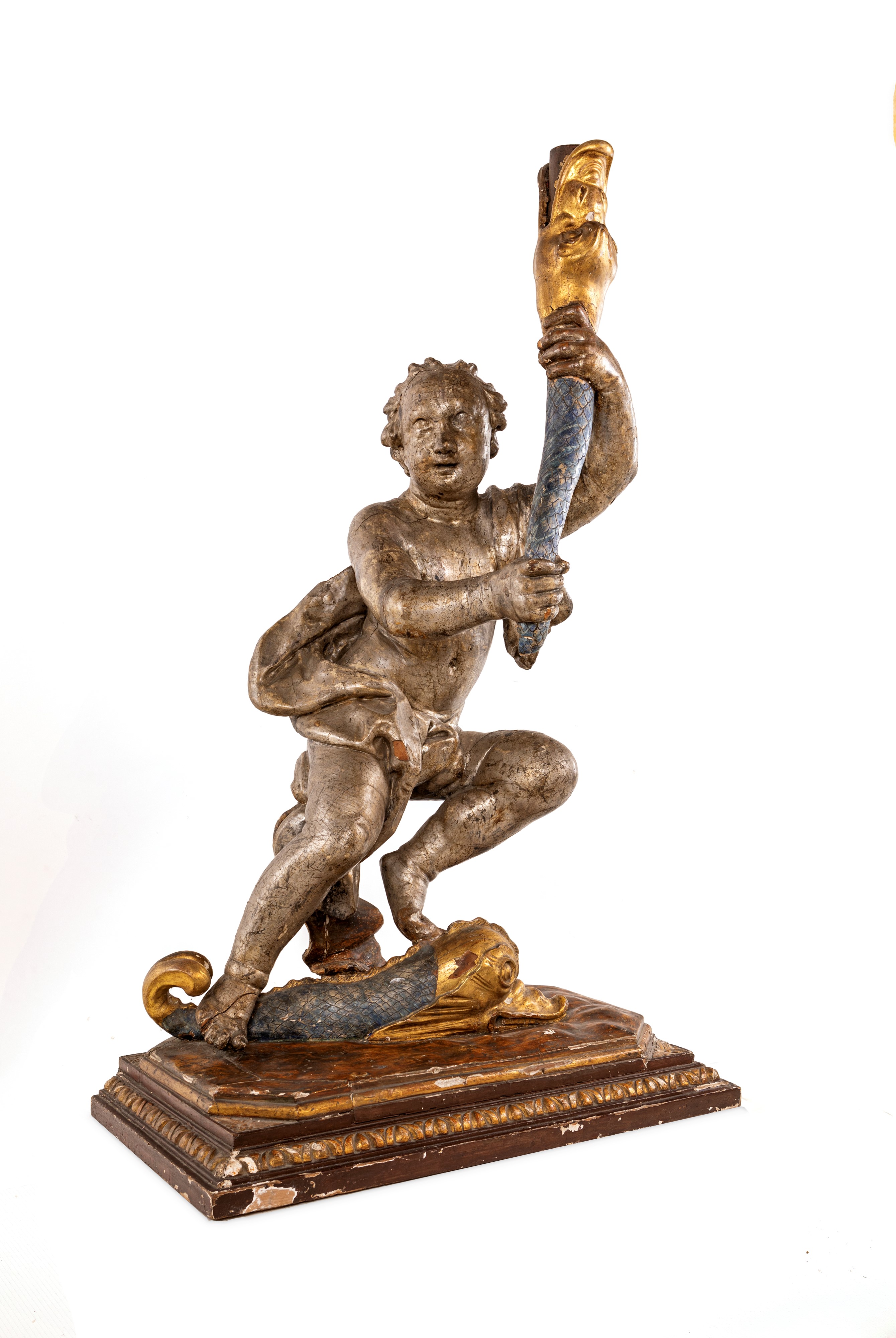 Scultura reggicero in legno argentato, dipinto e dorato, XVIII secolo