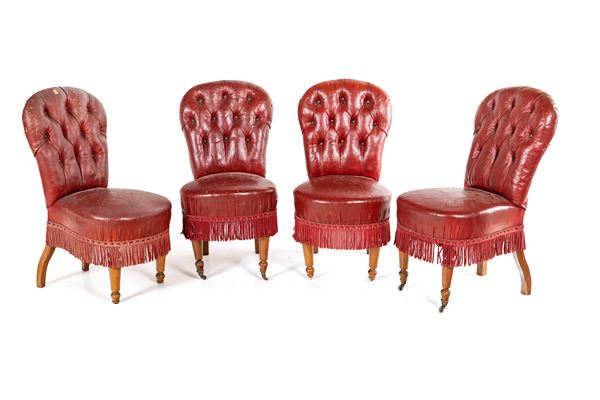 Dieci sedie imbottite rivestite in cuoio rosso, XIX secolo