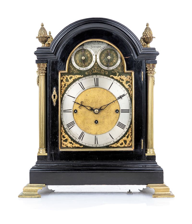 Pendola Musicale in Legno Ebanizzato con Finiture in Bronzo, Hurt & Sons, Birmingham, Seconda Met...