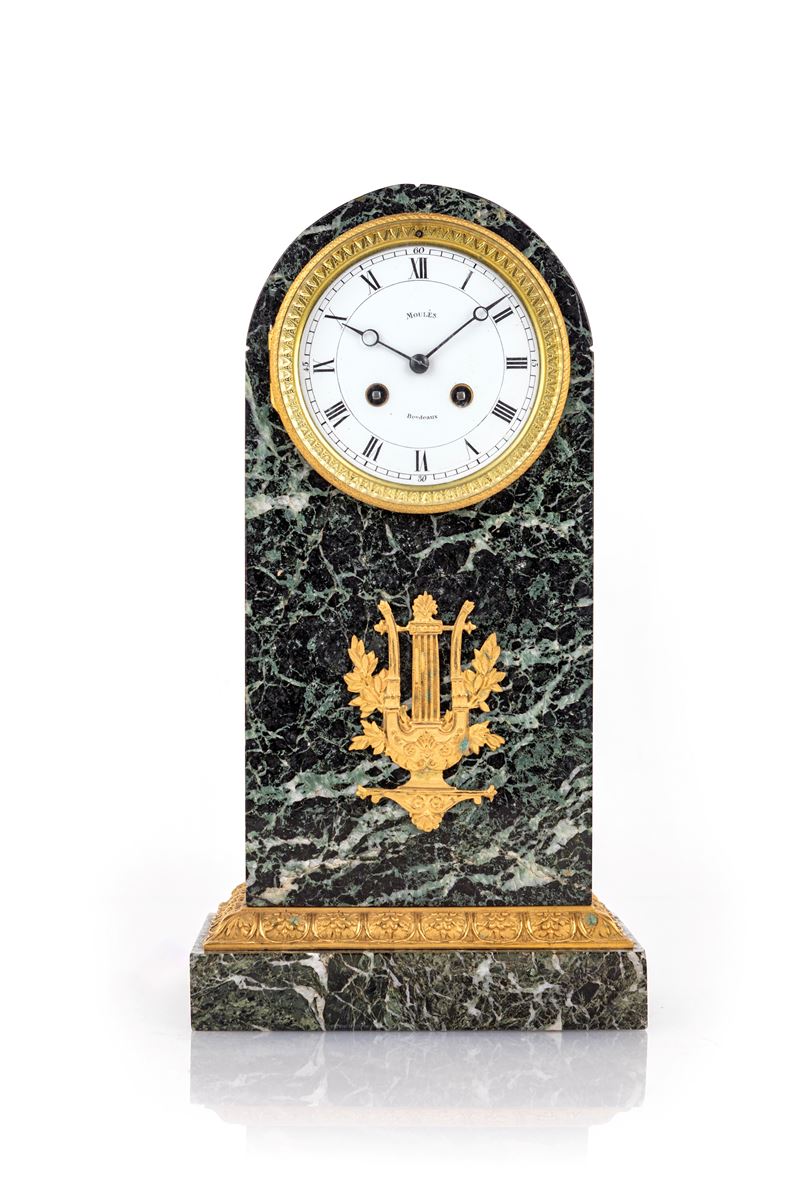Orologio in Marmo Verde a Forma di Stele con Finiture Ornamentali in Bronzo Dorato, Moulé Bordeau...