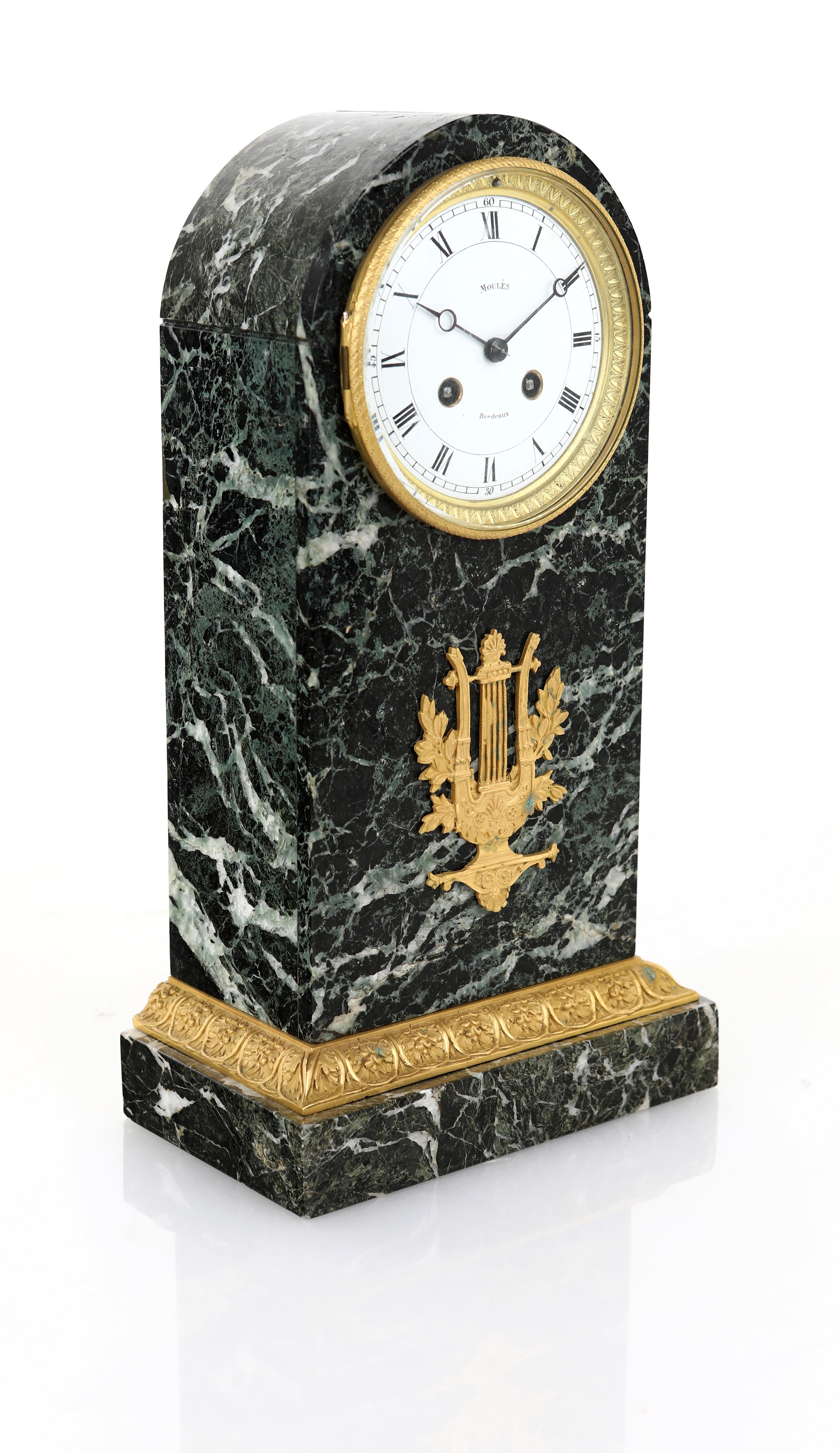 Orologio in Marmo Verde a Forma di Stele con Finiture Ornamentali in Bronzo Dorato, Moulé Bordeau...