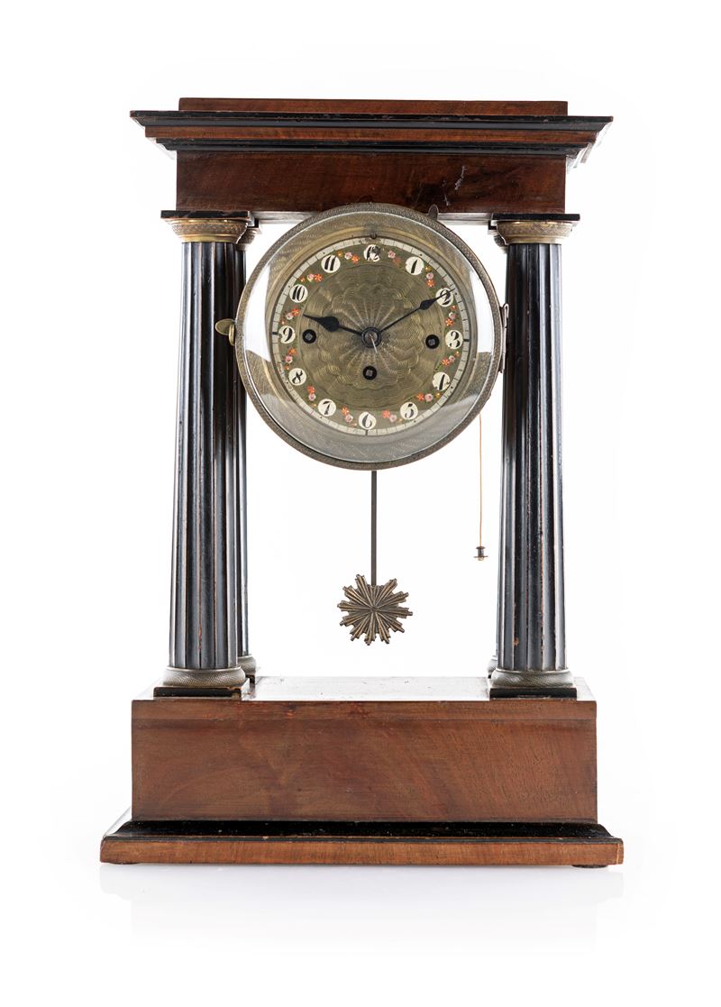 Pendola a portico da tavolo viennese in legno ebanizzato con bronzi. Meccanismo con suoneria a or...