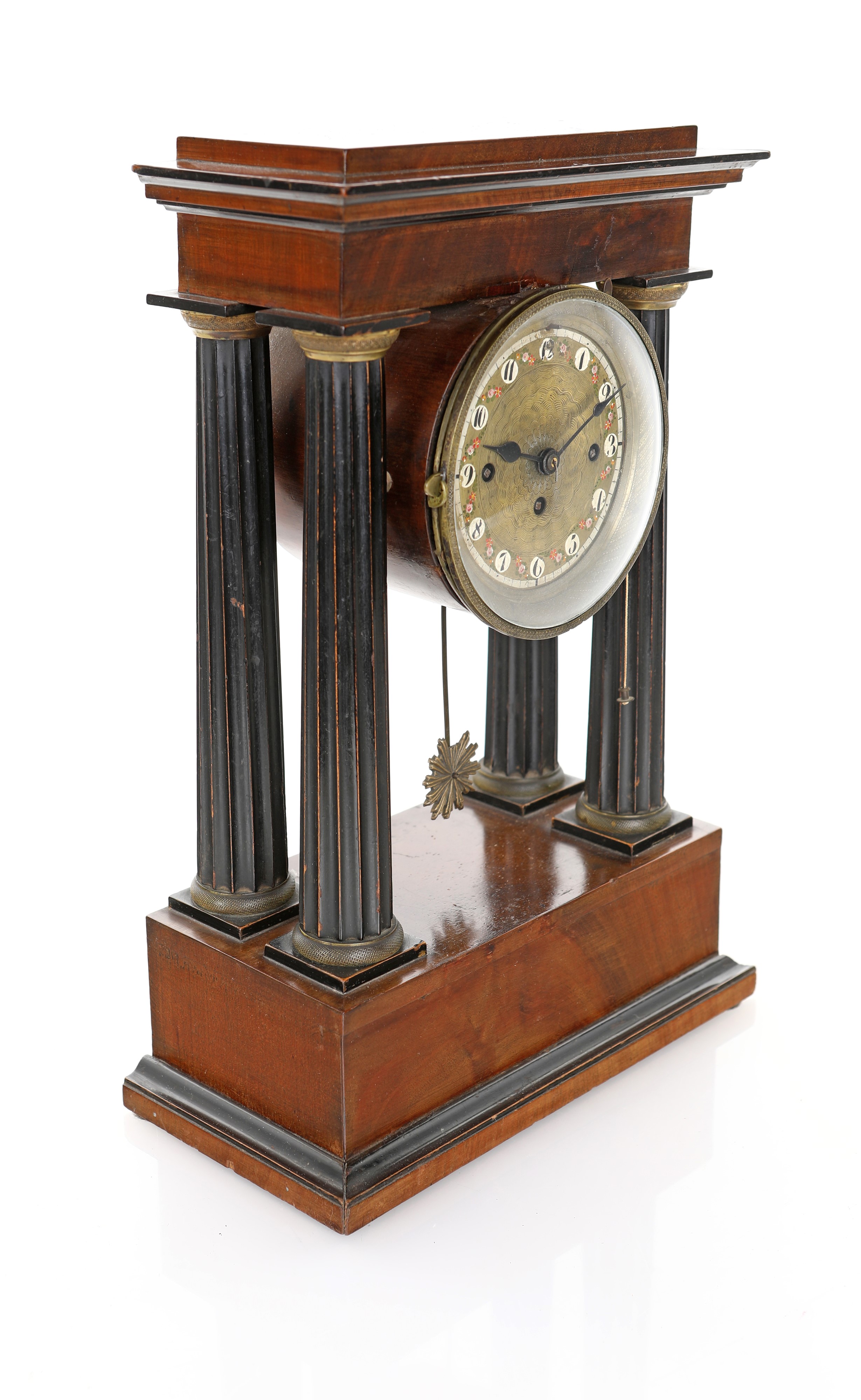 Pendola a portico da tavolo viennese in legno ebanizzato con bronzi. Meccanismo con suoneria a or...
