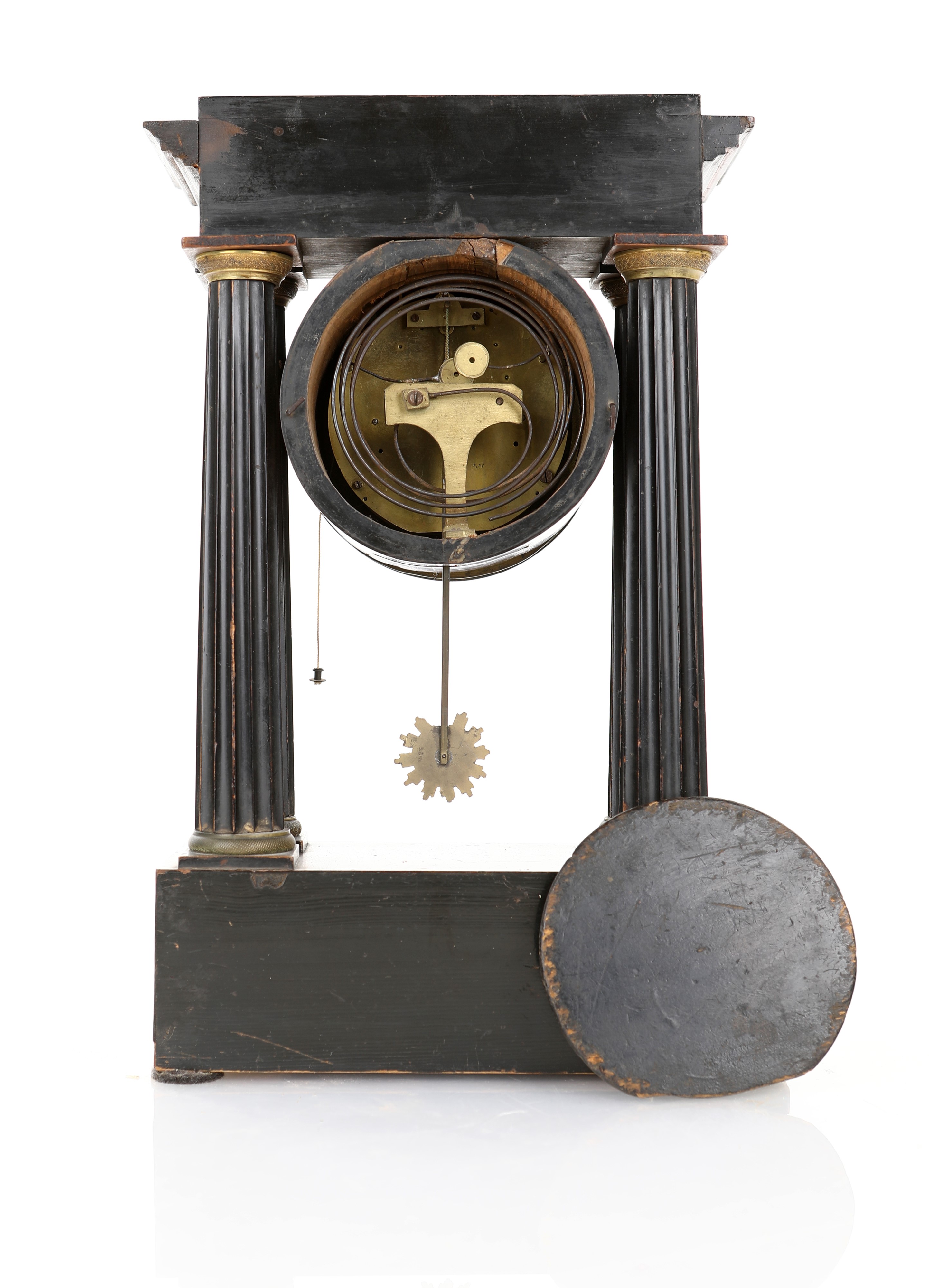 Pendola a portico da tavolo viennese in legno ebanizzato con bronzi. Meccanismo con suoneria a or...