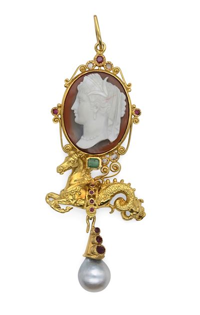 Pendente in Oro, Cammeo, Rubini, Smeraldi, Diamanti e Perla