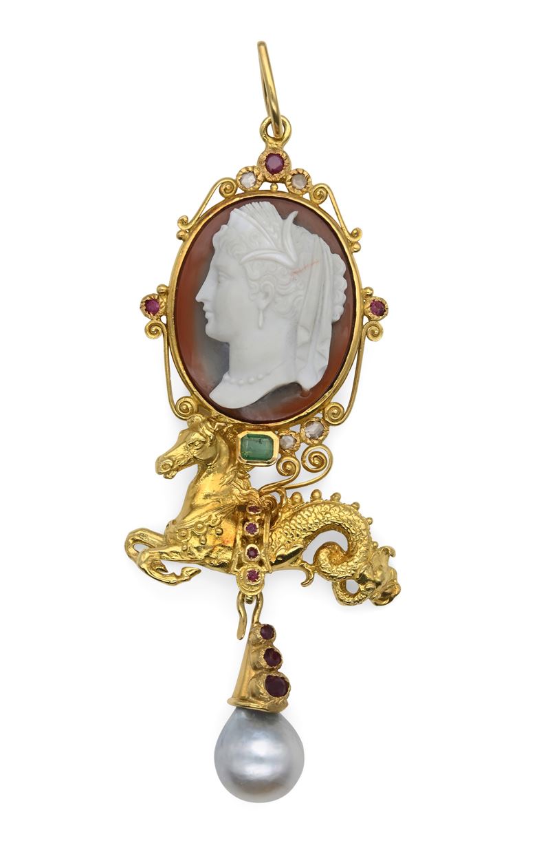 Pendente in Oro, Cammeo, Rubini, Smeraldi, Diamanti e Perla