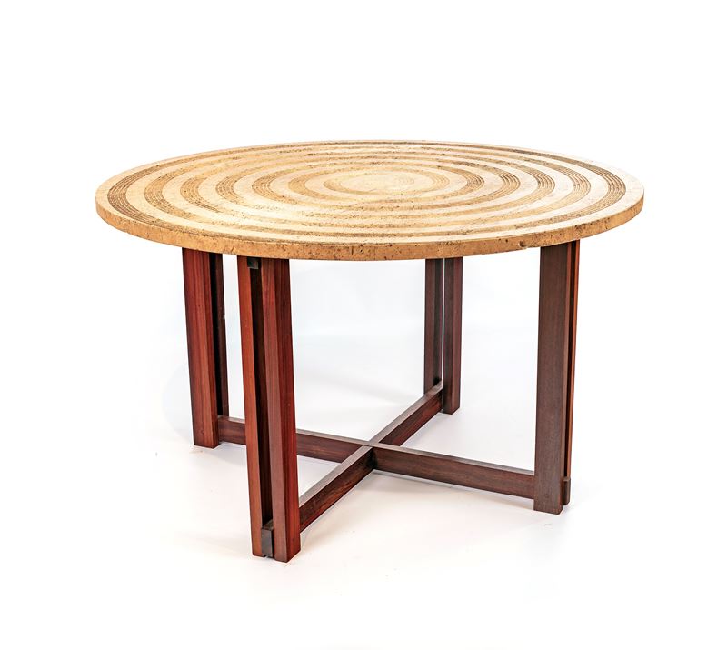 Tavolo con piano circolare in travertino e centrotavola "en suite", Anni Settanta, attribuibili a...