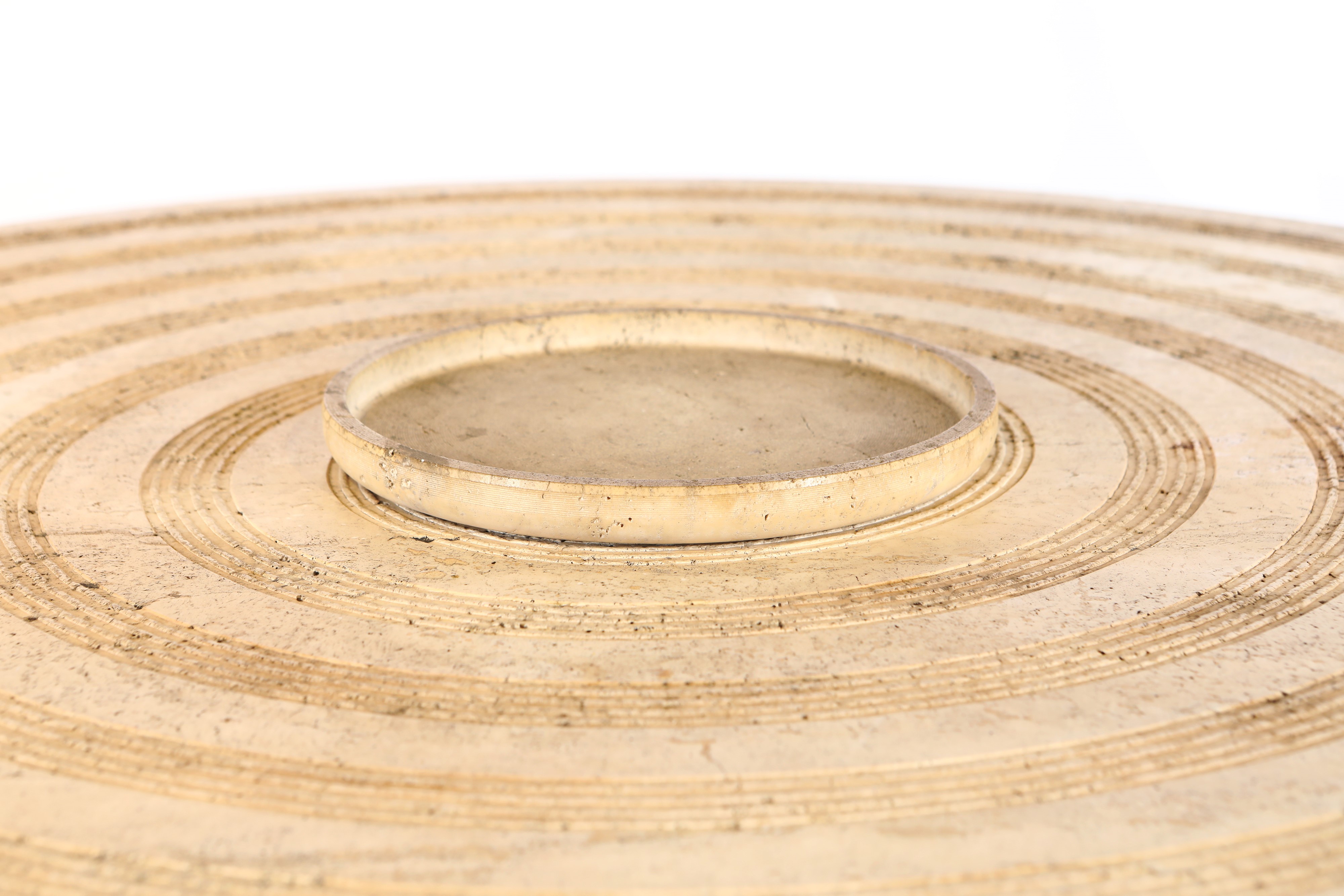 Tavolo con piano circolare in travertino e centrotavola "en suite", Anni Settanta, attribuibili a...