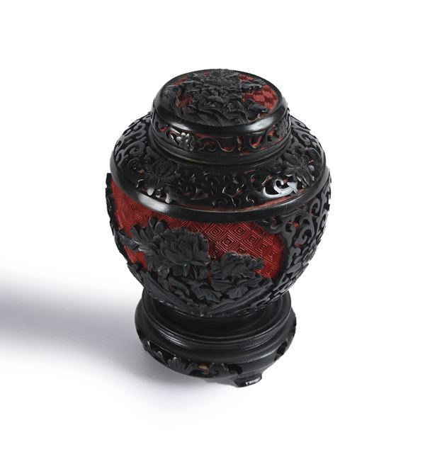Piccolo "ginger-jar" in lacca nera intagliata, Cina