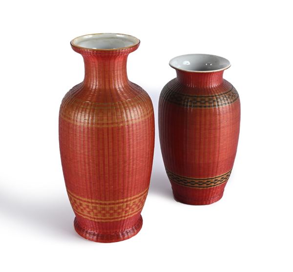 Due piccoli vasi in porcellana e rattan rosso, Cina