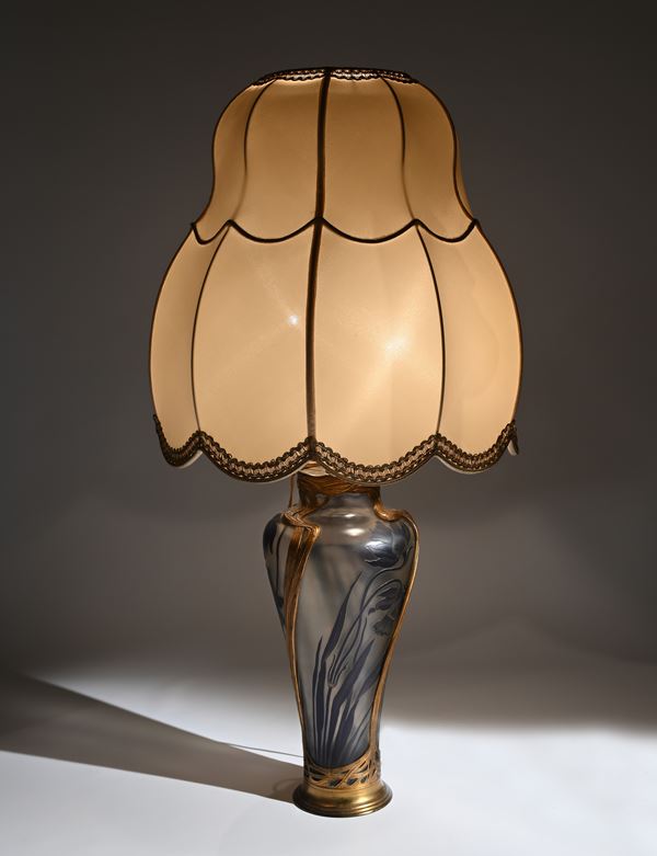 Lampada Art Nouveau in vetro cammeo e metallo ramato, Val Saint Lambert & Orivit, Colonia, Germania, primi Novecento