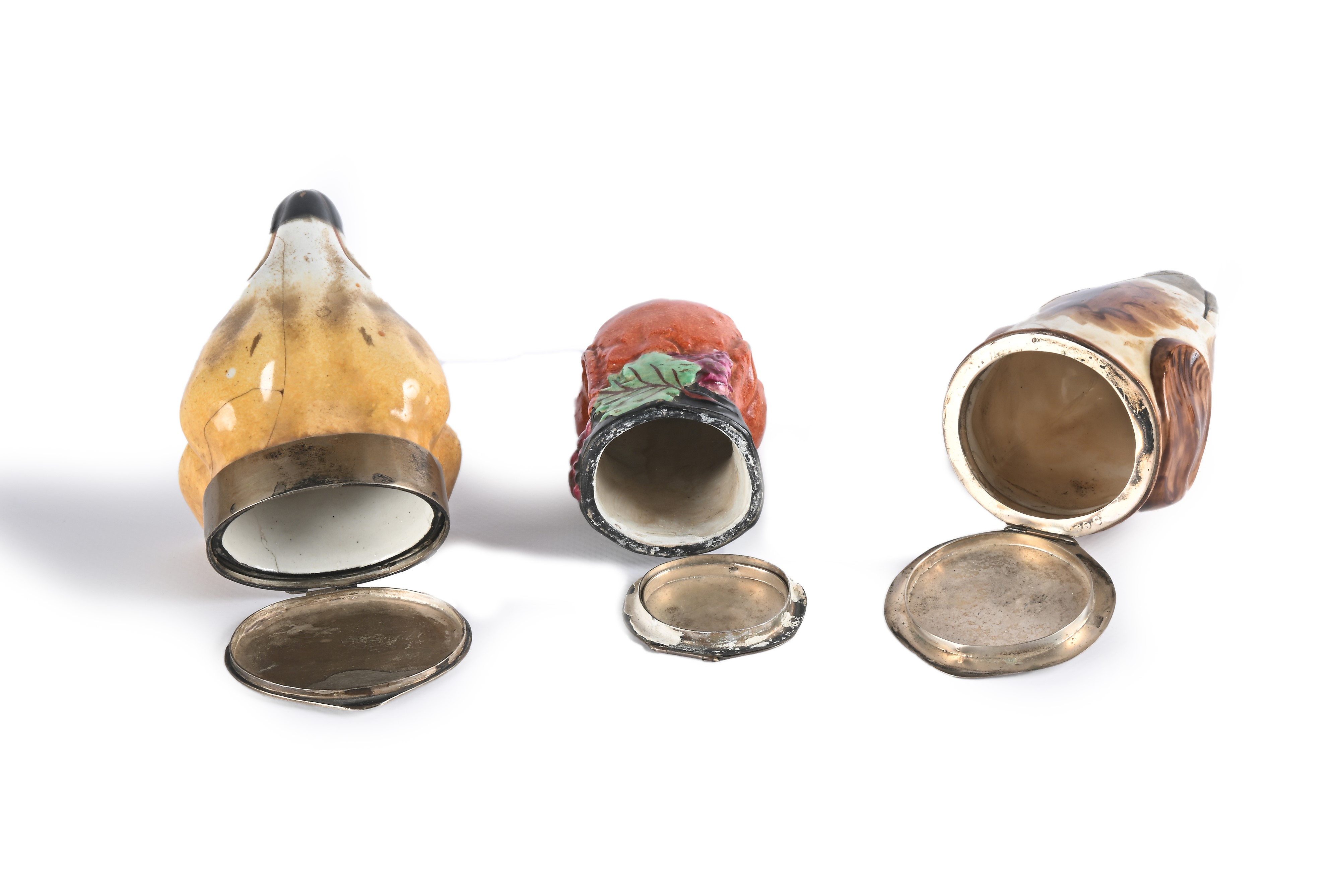 Tre porta polvere zoomorfi in ceramica policroma, Staffordshire, Inghilterra, XIX secolo