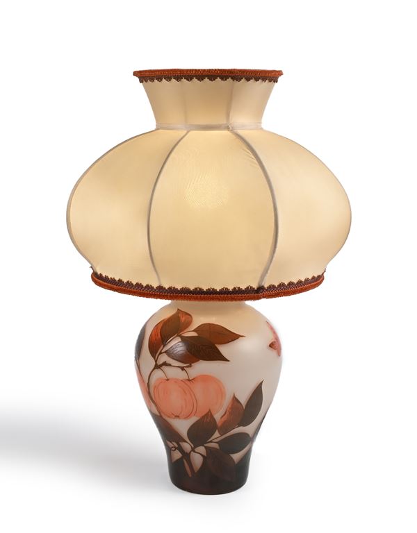 Lampada costituita da un vaso in vetro cammeo inciso all'acido, XX secolo
