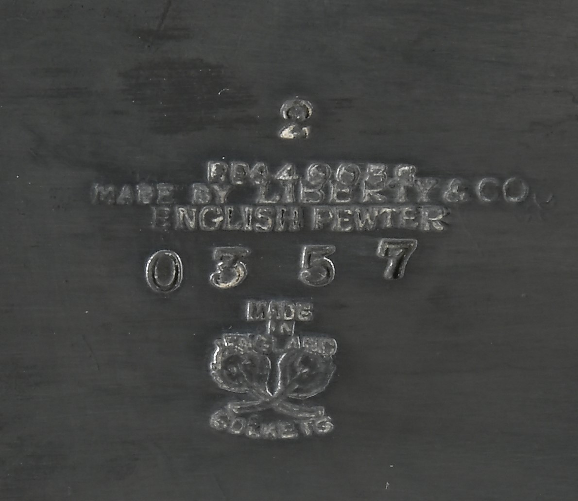 Archibald Knox (1864 - 1933) - Centrotavola in peltro Tudric e smalto turchese, Liberty & co. Lon...