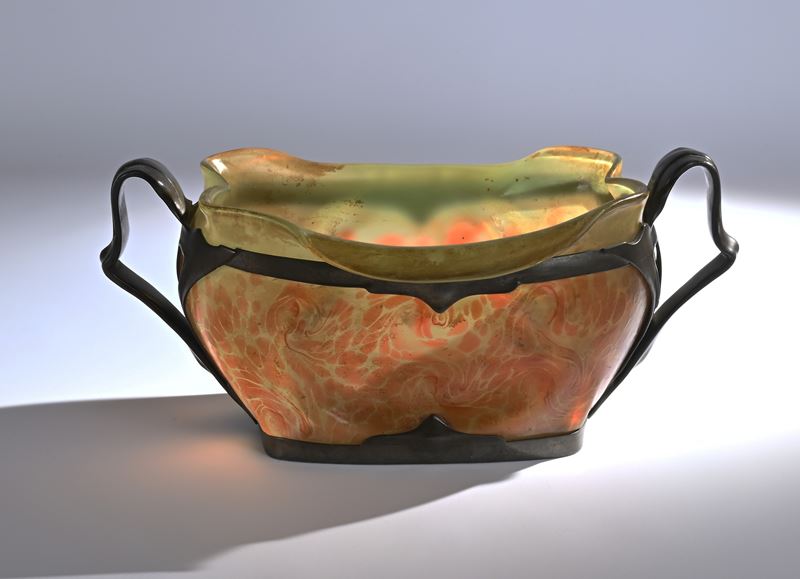 Centrotavola Art Nouveau in vetro verde/arancio e bronzo dorato, Daum Nancy, Francia, inizi del N...