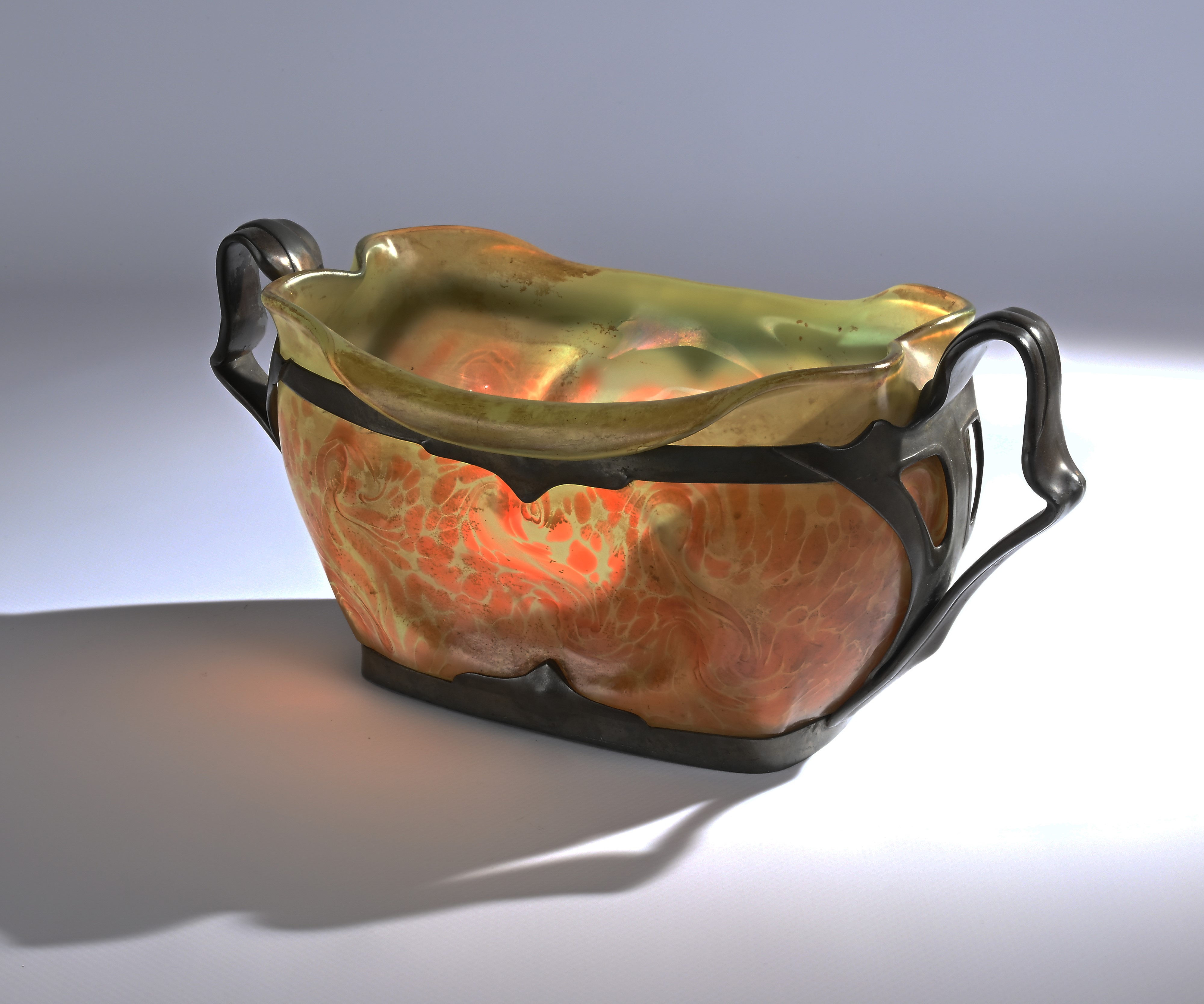 Centrotavola Art Nouveau in vetro verde/arancio e bronzo dorato, Daum Nancy, Francia, inizi del N...