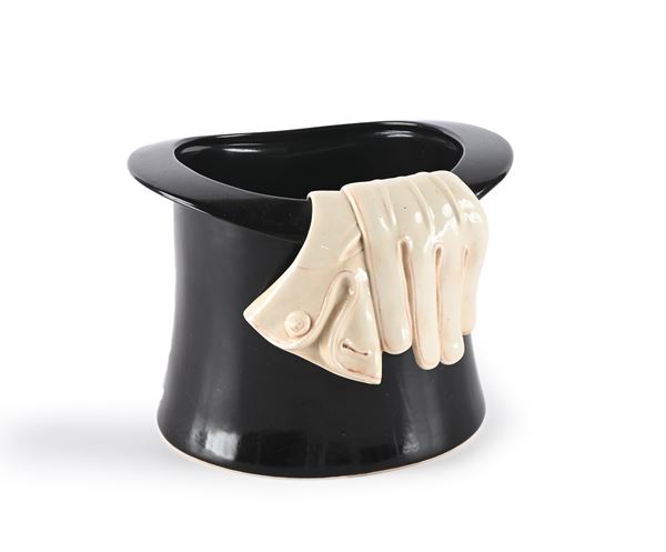 Cache pot in ceramica a forma di cappello a tuba nera e guanti bianchi