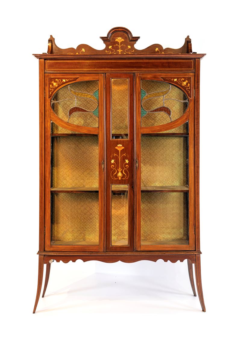 Vetrina Art Nouveau in mogano con intarsi in legni di frutto a motivi floreali, Regno Unito, iniz...