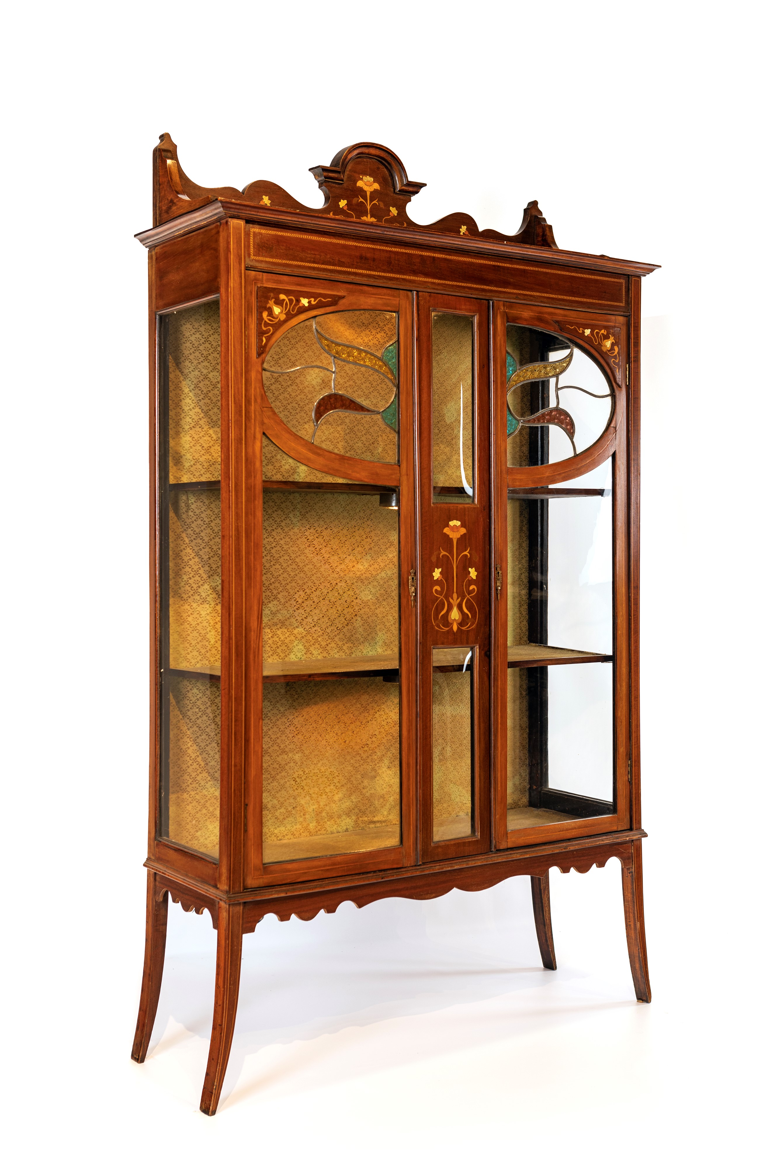 Vetrina Art Nouveau in mogano con intarsi in legni di frutto a motivi floreali, Regno Unito, iniz...