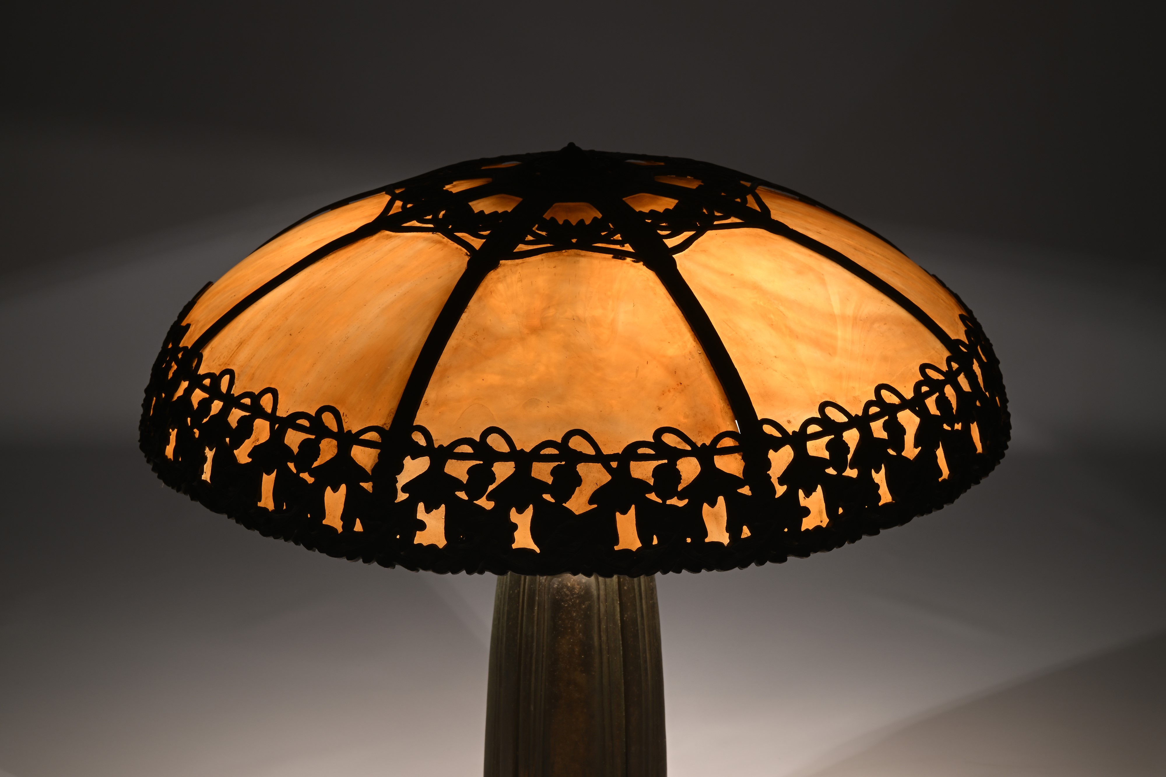 Lampada in Fusione di Metallo con Diffusore in Pasta Vitrea Gialla, Arts And Crafts, Probabilment...