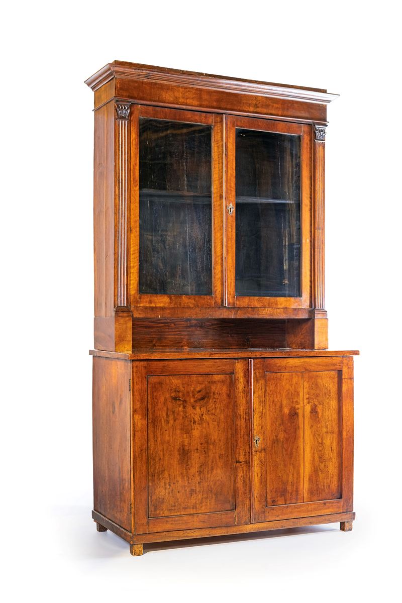 Mobile a due corpi in noce, XIX secolo