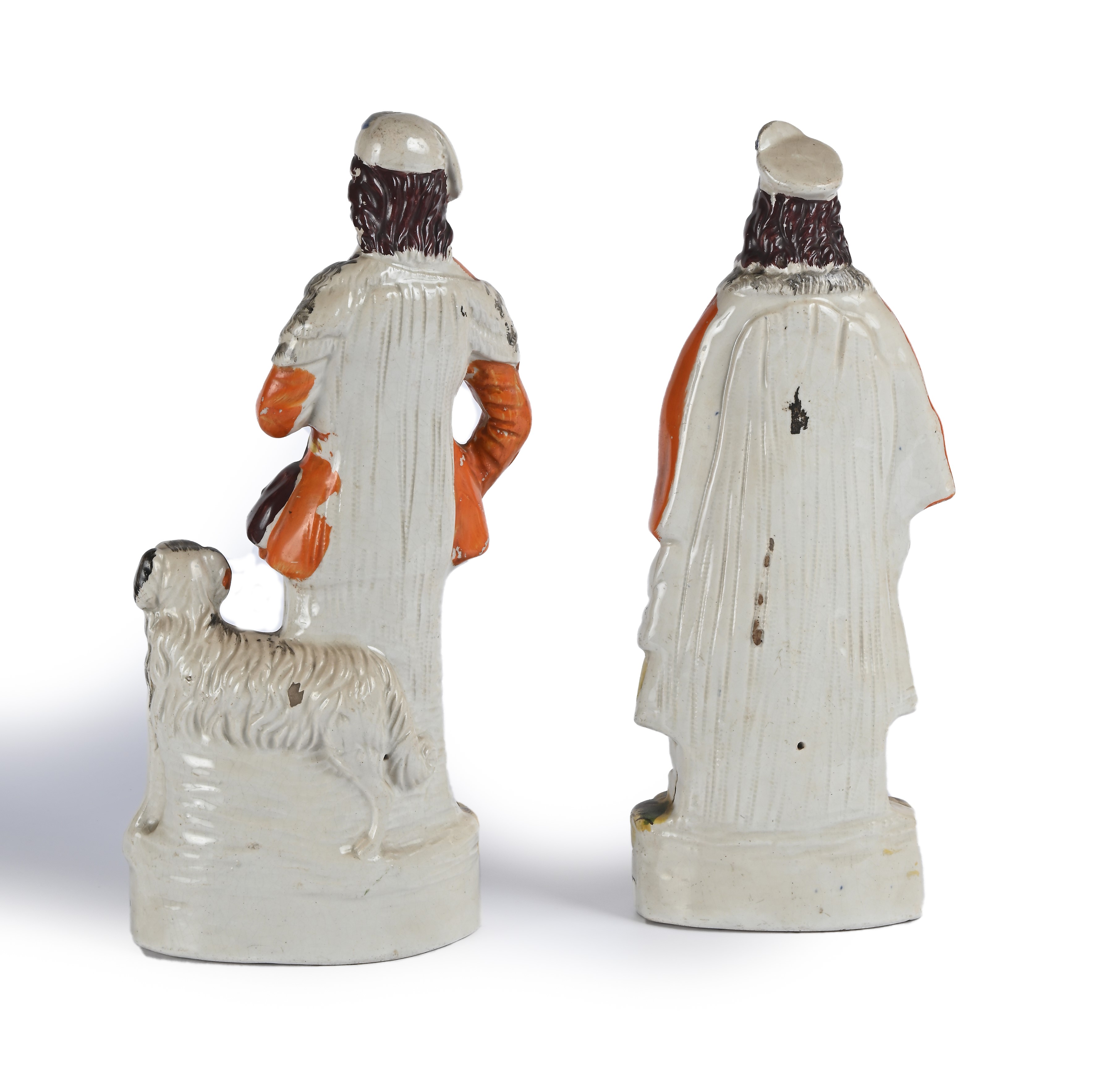 Due figure vittoriane in terraglia policroma, Staffordshire, Inghilterra, metà del XIX secolo