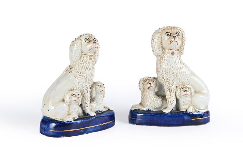 Coppia di gruppi in ceramica con cane barboncino e cuccioli, Staffordshire, Inghilterra, XIX seco...
