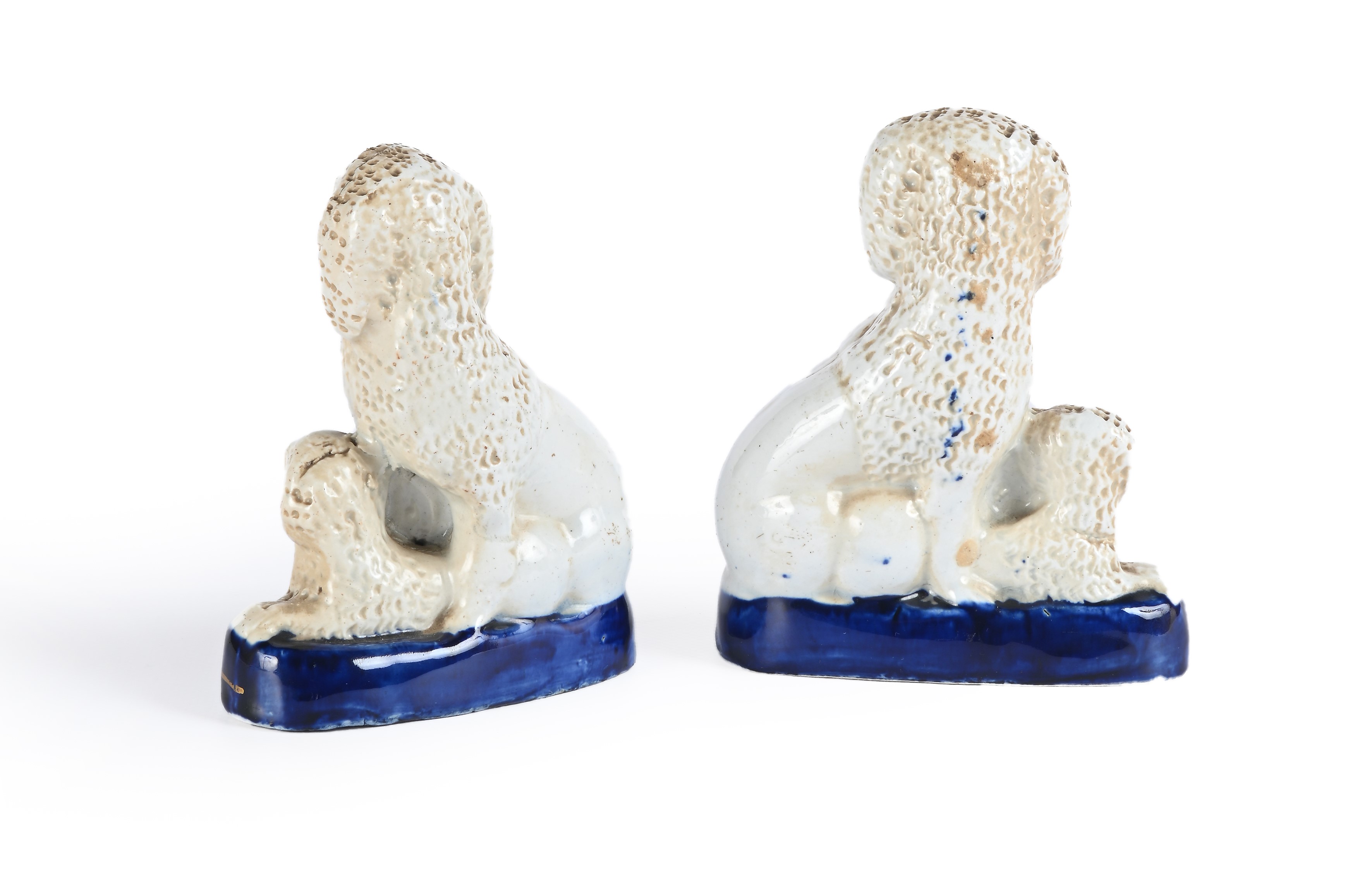 Coppia di gruppi in ceramica con cane barboncino e cuccioli, Staffordshire, Inghilterra, XIX seco...