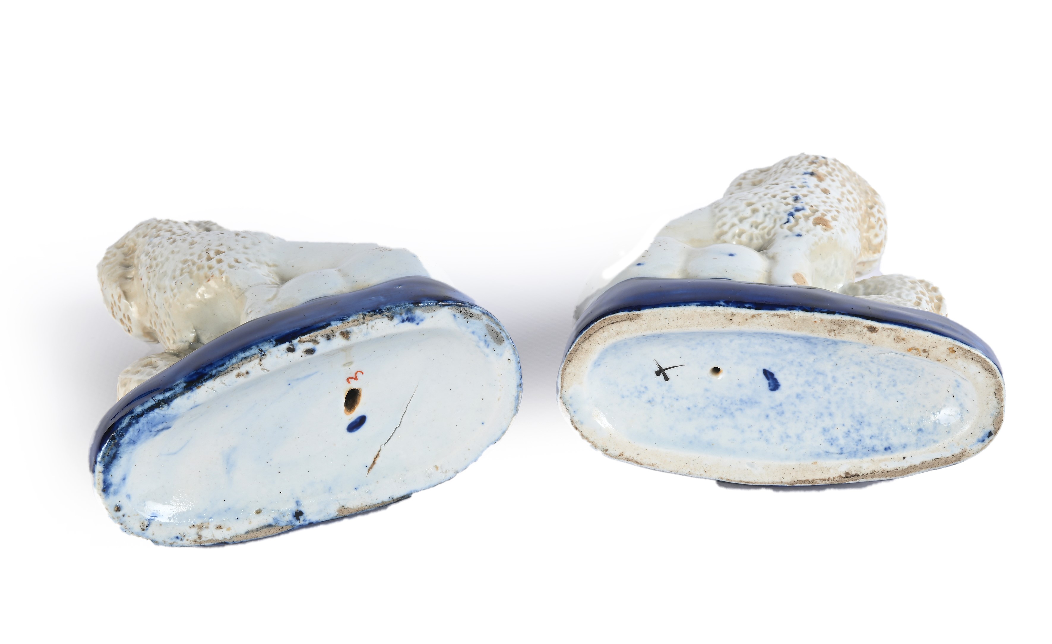 Coppia di gruppi in ceramica con cane barboncino e cuccioli, Staffordshire, Inghilterra, XIX seco...