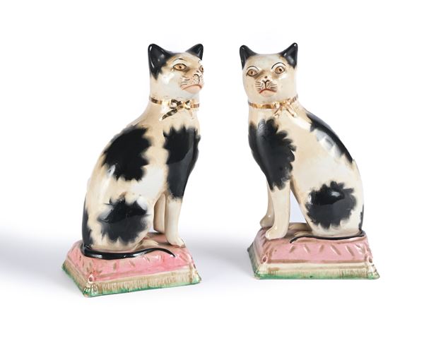 Coppia di gatti vittoriani in ceramica policroma, Staffordshire, Inghilterra, XIX secolo