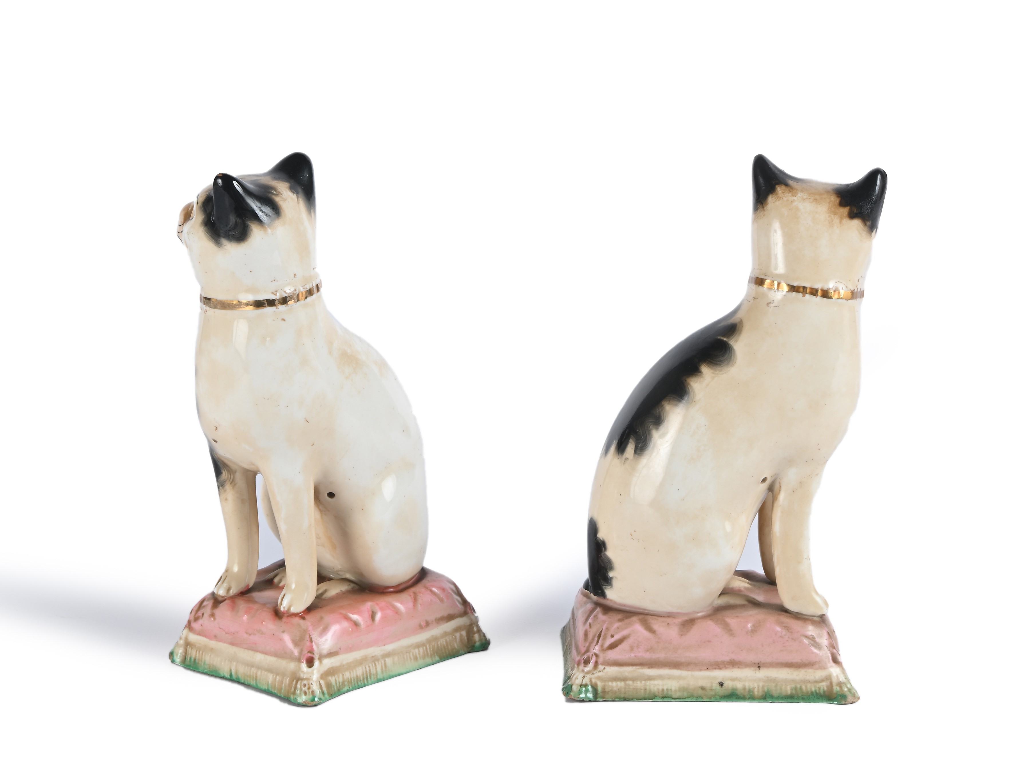 Coppia di gatti vittoriani in ceramica policroma, Staffordshire, Inghilterra, XIX secolo