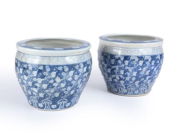 Coppia di cache pots in ceramica bianca e blu