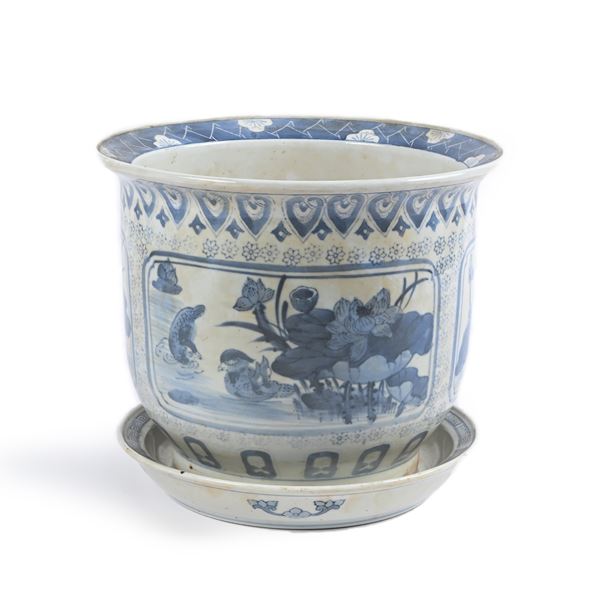 Vaso di gusto orientale in porcellana bianca e blu con piatto sottovaso