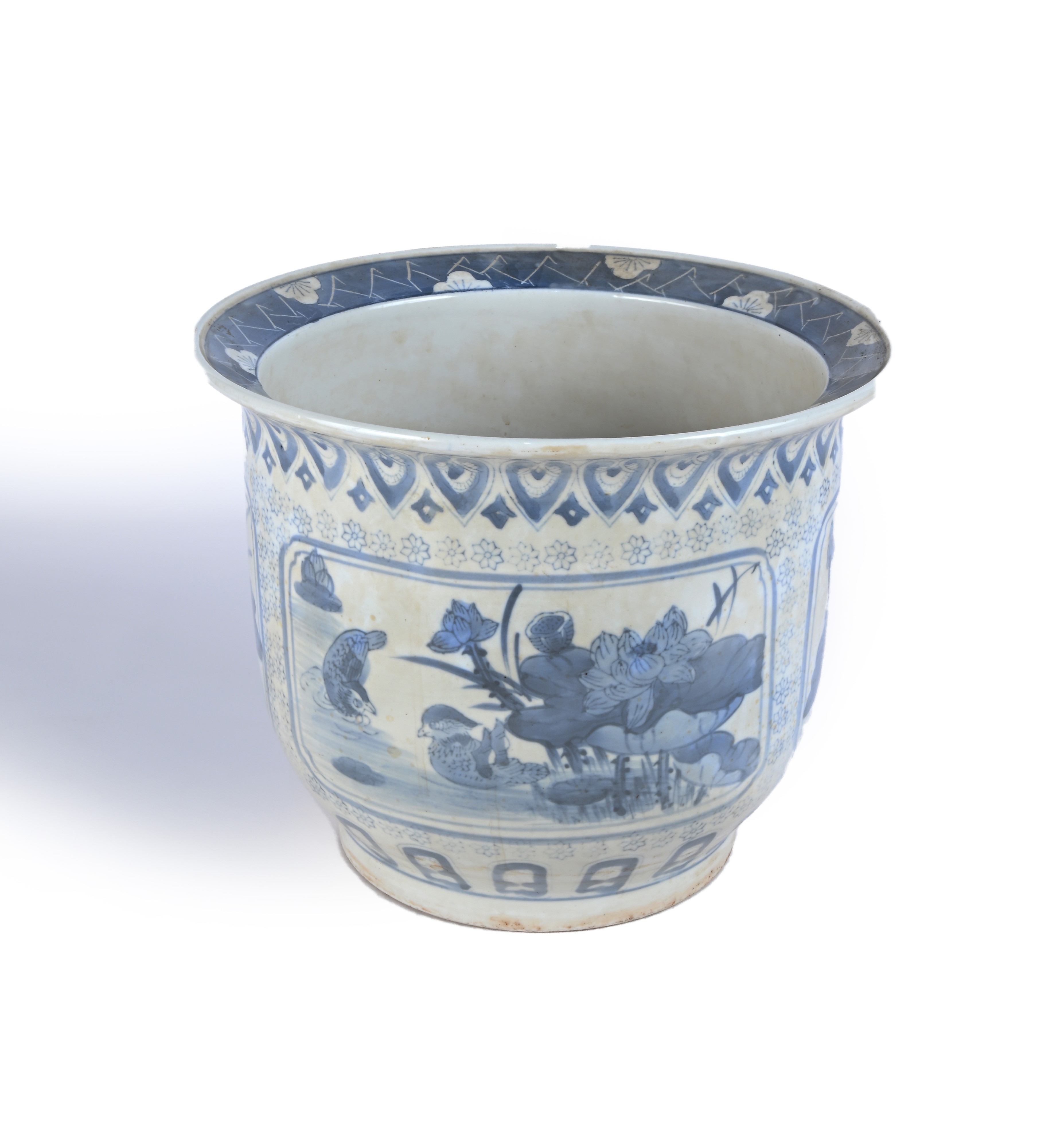 Vaso di gusto orientale in porcellana bianca e blu con piatto sottovaso