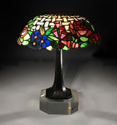 Lampada da Tavolo in Bronzo con Cappello in Tessere di Vetro Policromo Legate a Piombo, Inizi del...