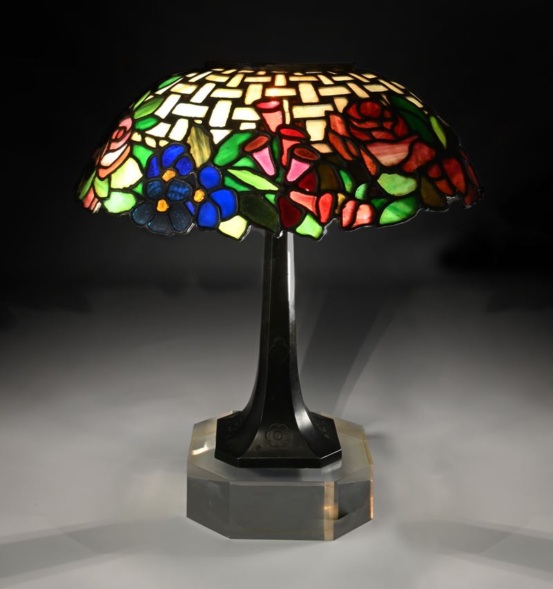 Lampada da Tavolo in Bronzo con Cappello in Tessere di Vetro Policromo Legate a Piombo, Inizi del...