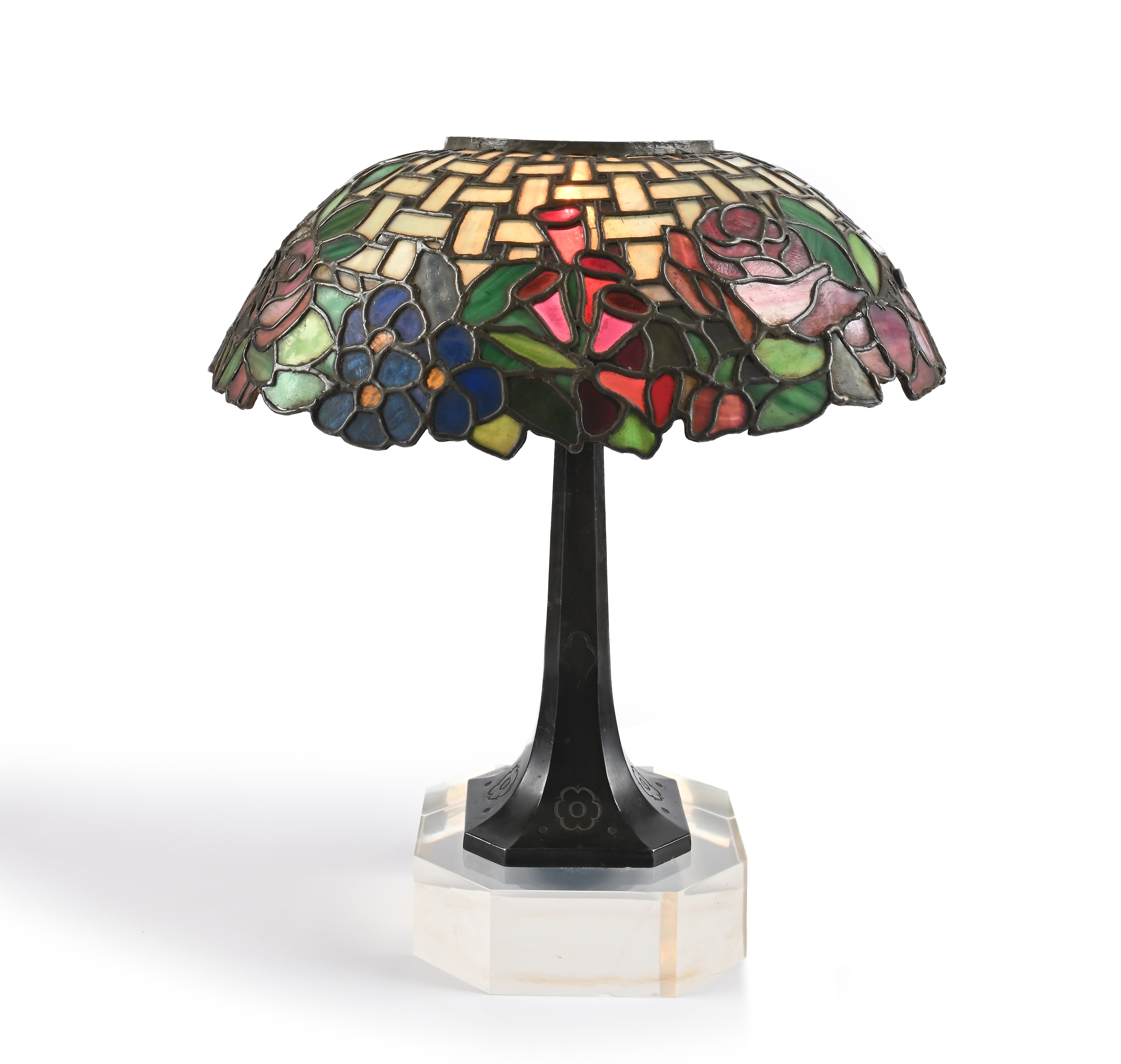 Lampada da Tavolo in Bronzo con Cappello in Tessere di Vetro Policromo Legate a Piombo, Inizi del...