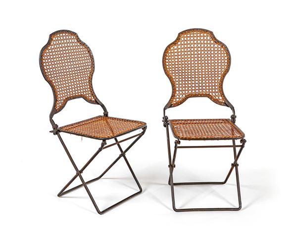 Coppia di sedie pieghevoli in ferro, inizi del XX secolo