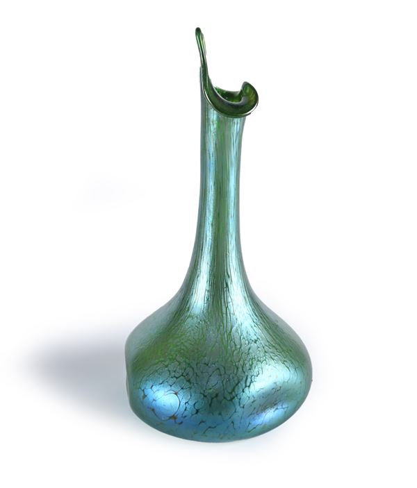 Vaso Art Nouveau in vetro verde iridescente a lustro opaco, Loetz, Austria
