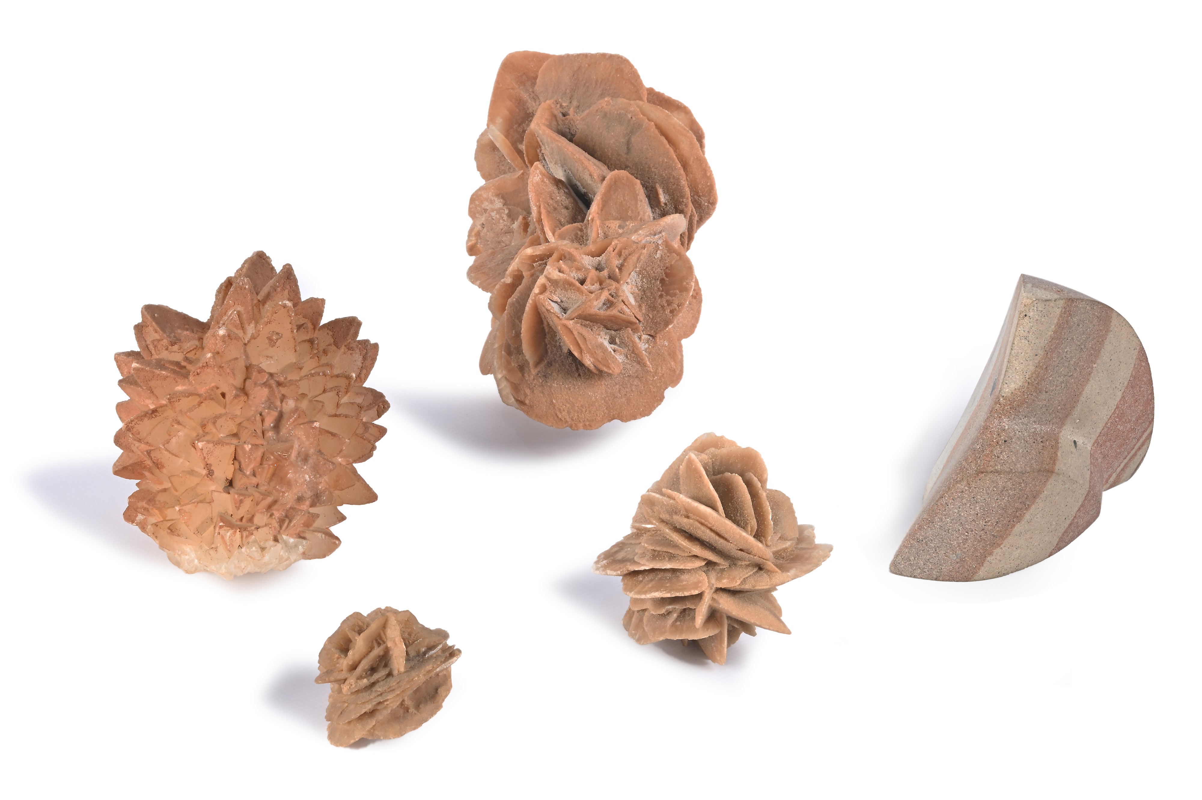 Lotto composto da quattro aggregati di cristalli ed un frammento di roccia desertica