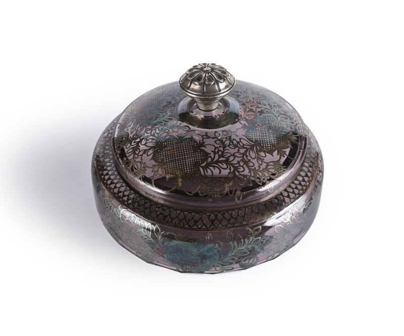 Coppa con coperchio in vetro ametista con decorazione in argento, Anni Trenta