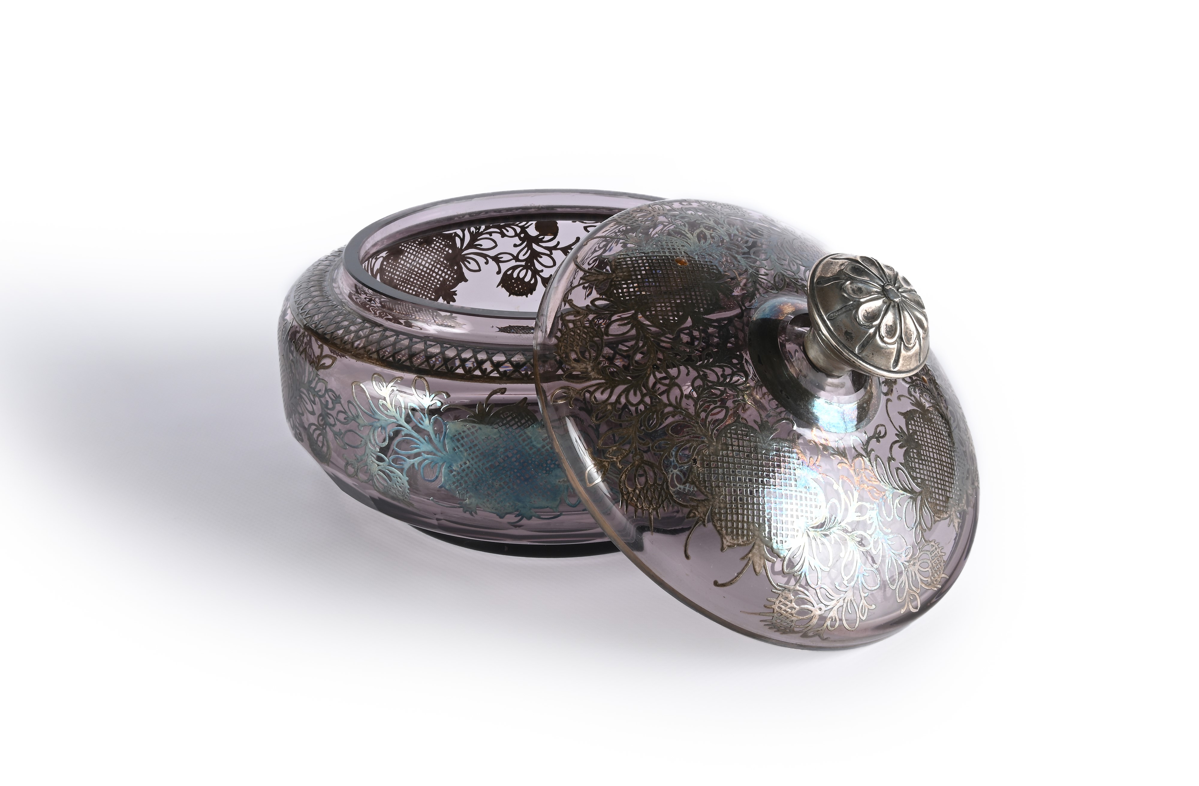 Coppa con coperchio in vetro ametista con decorazione in argento, Anni Trenta