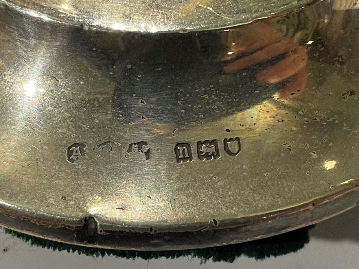 Salvadanaio in Argento e Fermacarte con Pulcino, A. Barrett & Sons Piccadilly, Londra 1908